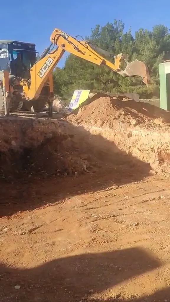 JCB ile temel kazısı