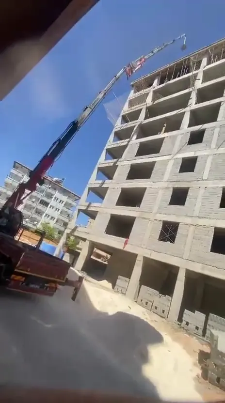 Gaziantep'te inşaat halindeki binaya malzeme taşıyan hiyap vinç