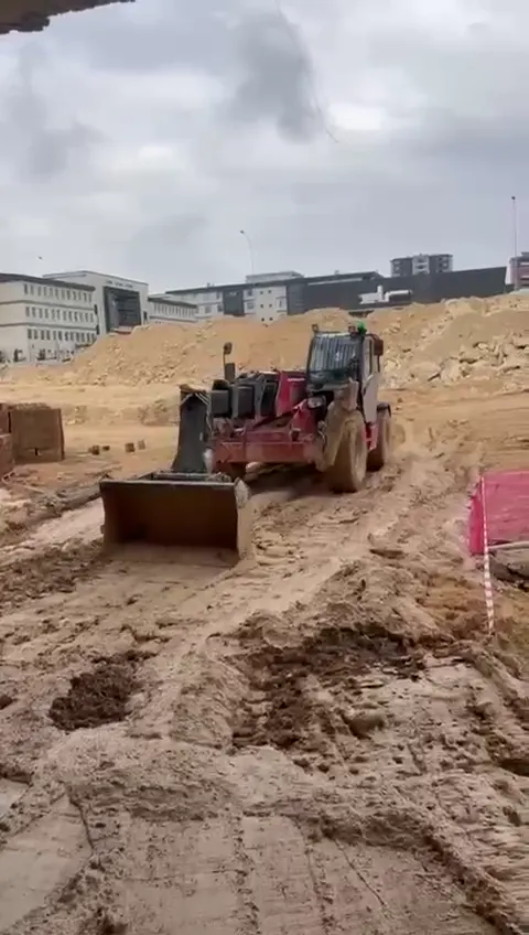Manitou teleskopik yükleyici ile şantiyede saha düzenleme