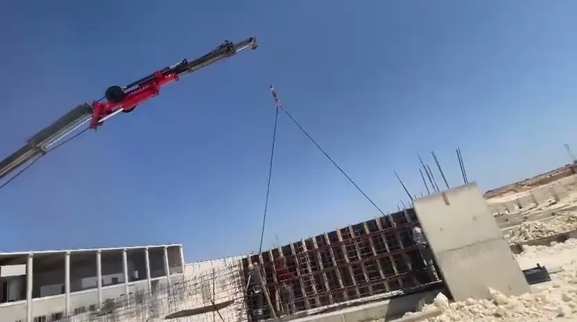 Vinçle beton kalıp panellerinin yerleştirilmesi